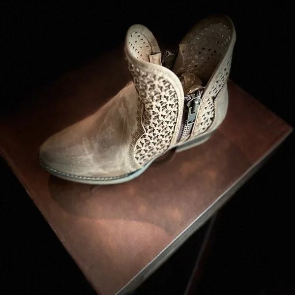 🤑 Circle G Women's Brown Laser-Cut Ankle Boot with Side Zip - Picture 4 of 5